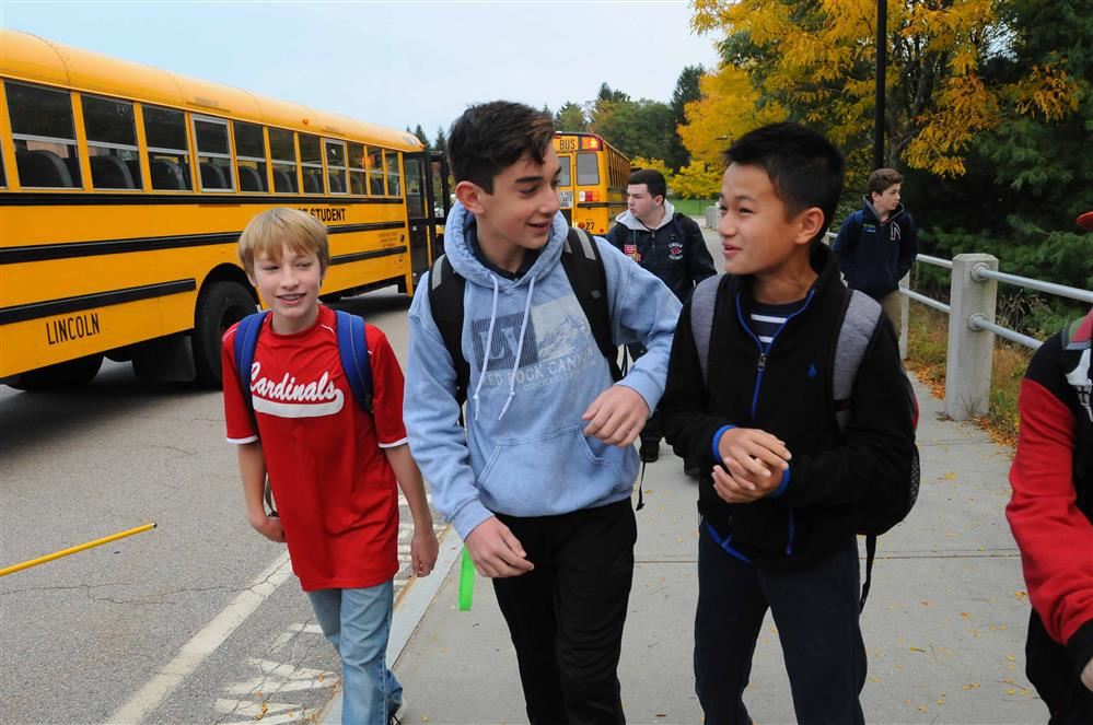 kids getting off bus